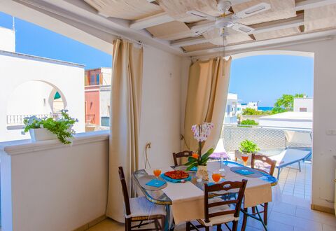 Appartamento Pineta Mare: Table, Meubles, Propriété, Bâtiment, Plante, Bleu, Pot De Fleur, Plante D'Appartement, Chaise, Fenêtre