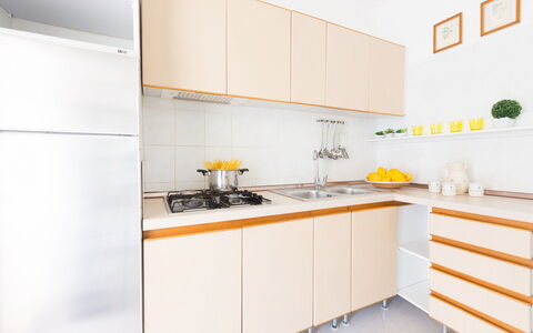 Villa Anna: Jaune, Pièce, Cuisine, Propriété, Cabinetry, Meubles, Comptoir, Orange, Design Intérieur, Tuile
