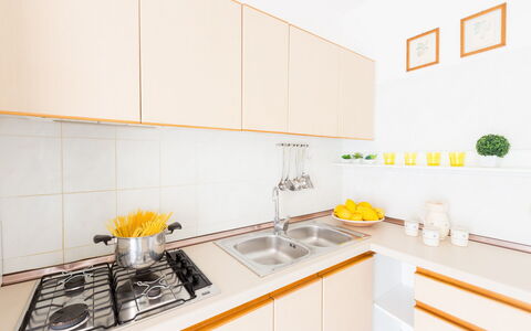 Villa Anna: Jaune, Pièce, Cuisine, Propriété, Comptoir, Meubles, Design Intérieur, Tuile, Immobilier, Bâtiment