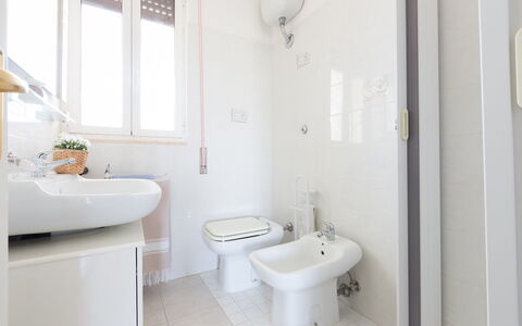 Villa Anna: Salle De Bains, Propriété, Pièce, Design Intérieur, Luminaire Plomberie, Architecture, Toilette, Immobilier, Tuile, Robinet