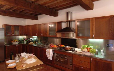 Villa Fontanelle: Bois, Pièce, Propriété, Design Intérieur, Dur, Tache De Bois, Plafond, Comptoir, Placard, Cuisine