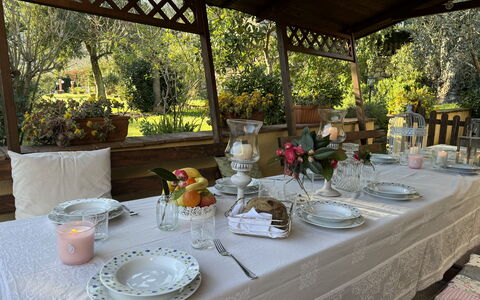 Podere Di Mero Casolare: Meubles, Vaisselle, Nappe De Table, Table, Serveware, Linge, Vaisselle, Aliments, Chaise, Assiette