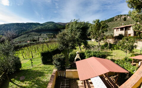 Podere Di Mero Casolare: Ciel, Nuage, Plante, Paysage Naturel, Bâtiment, Bois, Herbe, Montagne, Arbre, Loisir