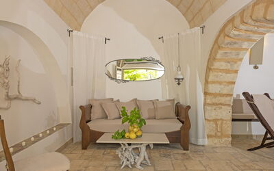 Masseria Pagliamonte: Meubles, Table, Propriété, Bâtiment, Canapé, Confort, Salon, Plante, Design Intérieur, Maison