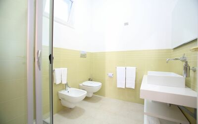 Villa Afrodite: Luminaire Plomberie, Salle De Bains, Violet, Toilette, Bâtiment, Design Intérieur, Siège De Toilette, Sol, Lavabo