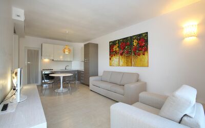 Villa Minerva: Cadre, Meubles, Canapé, Table, Bâtiment, Propriété, Confort, Lampe, Design Intérieur, Salon