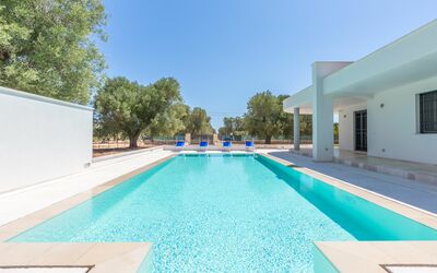 Villa Stella Cadente: L'Eau, Ciel, Bâtiment, Piscine, Bleu Azur, Arbre, Ombre, Rectangle, Herbe, Loisir