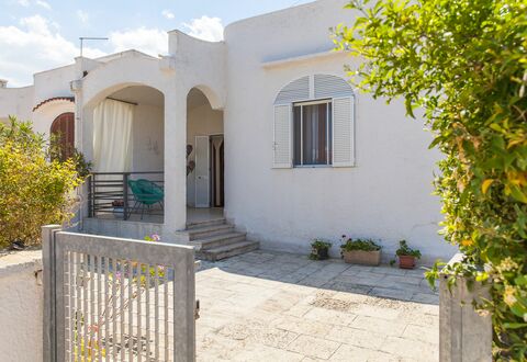 Villa Fontanelle: Plante, Propriété, Bâtiment, Ciel, Fenêtre, Bleu Azur, Nuage, Porte, Architecture, Surface De La Route
