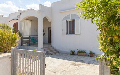 Villa Fontanelle: Plante, Propriété, Bâtiment, Ciel, Fenêtre, Bleu Azur, Nuage, Porte, Architecture, Surface De La Route