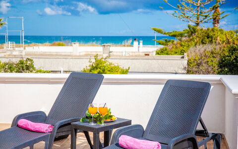 Villa Pantanagianni Beach: Ciel, Nuage, L'Eau, Propriété, Plante, Meubles, Lumière, Bleu, La Nature, Vert