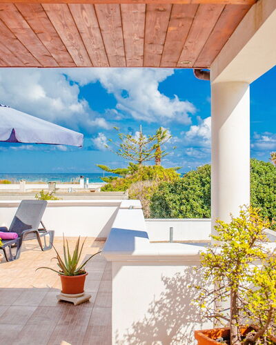 Villa Pantanagianni Beach: Nuage, Ciel, Plante, Propriété, Meubles, Bâtiment, Pot De Fleur, Bleu Azur, Station Balnéaire, Ombre