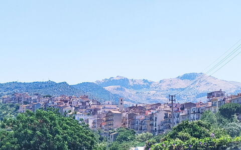 Sinago: Jour, Montagnes Relief, Colline, Zone Résidentielle, Montagne, Quartier, Ville, Paysage, Établissements Humains, Chaîne De Montagnes