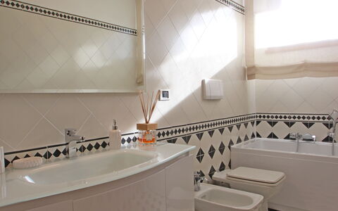 Marina Apartment: Salle De Bains, Pièce, Propriété, Design Intérieur, Tuile, Architecture, Bâtiment, Sol, Maison, Conception