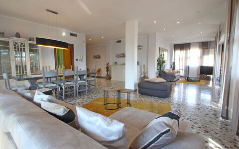 Marina Apartment: Propriété, Pièce, Bâtiment, Design Intérieur, Salon, Meubles, Immobilier, Maison, Sol, Domicile