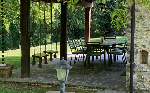 Beautiful Stone Country Villa: Meubles, Bois, Mobilier De Jardin, Jardin, Ombre, Table, Dalle, Tableau De Plein Air, Chaise, Structure En Plein Air