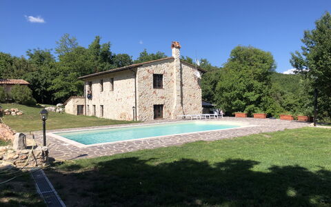 Beautiful Stone Country Villa: Ciel, Plante, Arbre, Lot Terre, Ombre, Herbe, Loisir, Des Loisirs, Bâtiment, Paysage