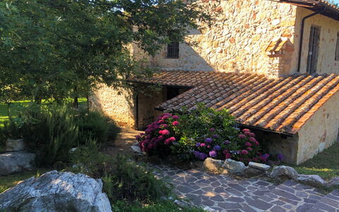 Beautiful Stone Country Villa: Propriété, Maison, Mur, Chalet, Mur De Pierre, Bâtiment, Pavé, Zone Rurale, Paysage, Domicile