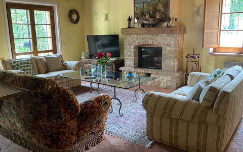 Beautiful Stone Country Villa: Marron, Meubles, Propriété, Fenêtre, Plante, Cadre, Table, Canapé, Salon, Design Intérieur