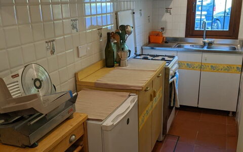Agriturismo Il Giaggiolo without Pool: Pièce, Comptoir, Propriété, Cuisine, Cabinetry, Meubles, Sol, Tuile, Principaux Appliance, Bâtiment