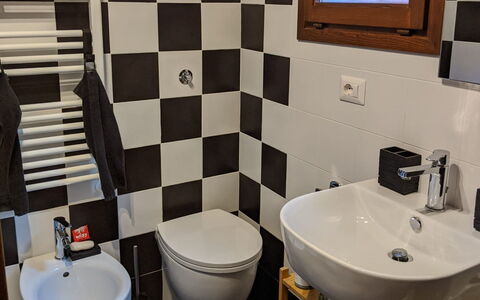 Agriturismo Il Giaggiolo without Pool: Salle De Bains, Propriété, Toilette, Pièce, Mur, Tuile, Lavabo, Siège De Toilette, Luminaire Plomberie, Design Intérieur