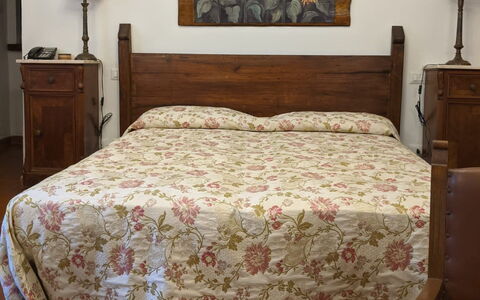 Agriturismo Il Giaggiolo without Pool: Chambre, Lit, Meubles, Drap De Lit, Pièce, Literie, Cadre De Lit, Matelas, Sol, Propriété