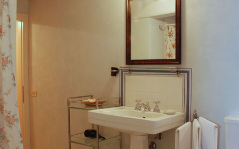 Il Mezzanino: Salle De Bains, Pièce, Propriété, Design Intérieur, Luminaire Plomberie, Architecture, Mur, Évier, Bâtiment, Lavabo