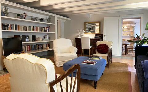 Il Mezzanino: Pièce, Meubles, Salon, Étagère, Design Intérieur, Rayonnage, Bâtiment, Propriété, Bibliothèque, Plafond