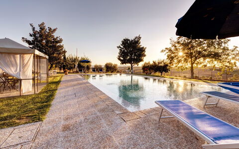 Casale Valdichiana: Propriété, L'Eau, Piscine, Domicile, Immobilier, Maison, Ciel, Arbre, Bâtiment, Biens