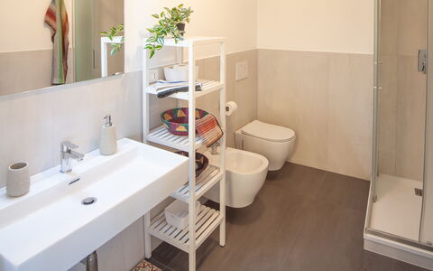 Il Giardino Sul Mare - Levanto: Robinet, Évier, Luminaire Plomberie, Bâtiment, Lavabo, Salle De Bains, Plante, Design Intérieur, Sol, Sol