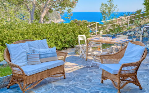 Il Giardino Sul Mare - Levanto: Meubles, Propriété, Patio, Mobilier De Jardin, Immobilier, Pièce, Osier, Table, Maison, Tableau De Plein Air