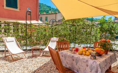 Portovecchio Apartments - Levanto: Propriété, Immobilier, Maison, Bâtiment, Pièce, Jaune, Vacances, Biens, Recours, Domicile