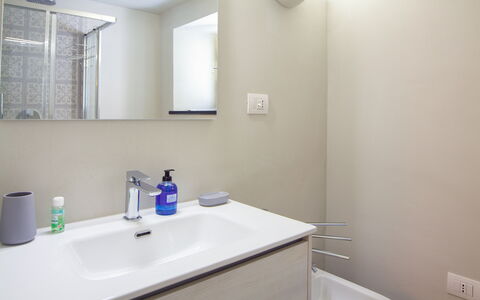 Portovecchio Apartments - Levanto: Luminaire Plomberie, Lavabo, Salle De Bains, Design Intérieur, Sol, Sol, Évier, Armoire De Toilette, Robinet, Miroir