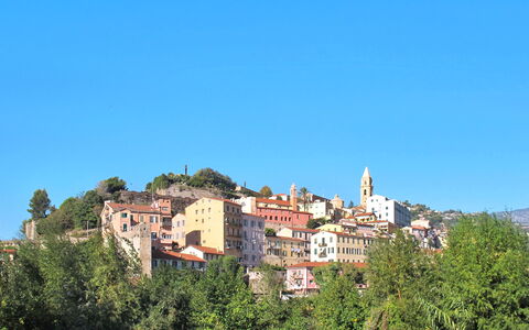 Ventimiglia 629: Ciel, Bâtiment, Bleu Azur, Arbre, Paysage Naturel, Plante, Façade, Ville, Toit, Maison