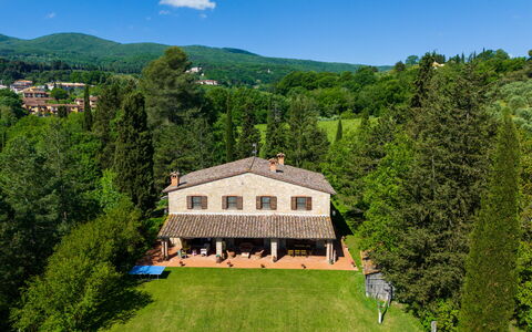 Podere a Lafi: Ciel, Plante, Nuage, Vert, Montagne, Bâtiment, La Nature, Paysage Naturel, Arbre, Maison