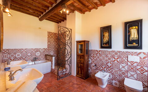Podere a Lafi: Propriété, Bois, Design Intérieur, Sol, Baignoire, Sol, Mur, Cadre, Salle De Bains, Immobilier