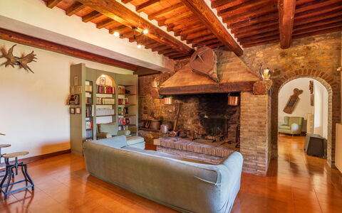 Podere a Lafi: Propriété, Cadre, Bois, Design Intérieur, Faisceau, Canapé, Sol, Sol, Mur, Salon