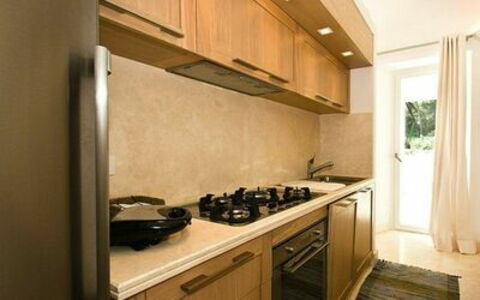 Villa Marina Little Beach: Cabinetry, Comptoir, Gaz Poele, Cuisinière, Cooktop, Appareil De Cuisine, Cuisine, Bâtiment, Électroménager, Bois
