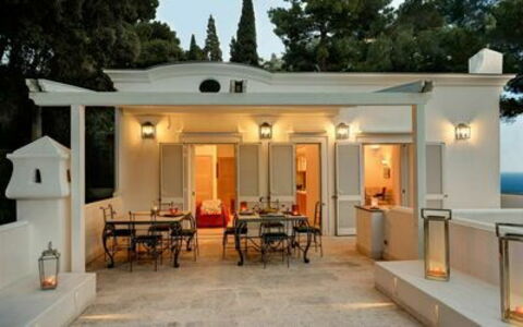 Villa Marina Little Beach: Bâtiment, Meubles, Porte, Design Intérieur, Arbre, Ciel, Chaise, Ombre, Immobilier