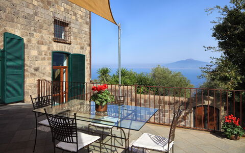 Stony Villa Volcano View: Plante, Bâtiment, Meubles, Ciel, Propriété, Table, Pot De Fleur, Bleu, Plante D'Appartement, Chaise