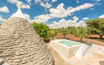 Trullo Del Pioppo Gigante: Nuage, Ciel, À Déchaumer, Plante, Arbre, Maison, Paysage, Piscine, Herbe, Paysage Naturel