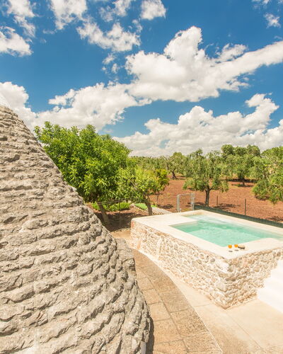 Trullo Del Pioppo Gigante: Nuage, Ciel, À Déchaumer, Plante, Arbre, Maison, Paysage, Piscine, Herbe, Paysage Naturel