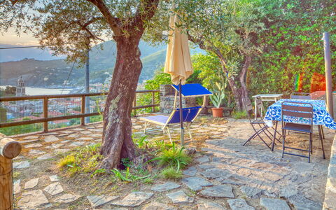 Il Frantoio Del Mesco - Levanto: Suppression Des Plantes Ligneuses, Ombre, Teintes Et Ombres, Mobilier De Jardin, Tronc, Tente, Jardin, Pavé, Accueil Escrime, Structure En Plein Air