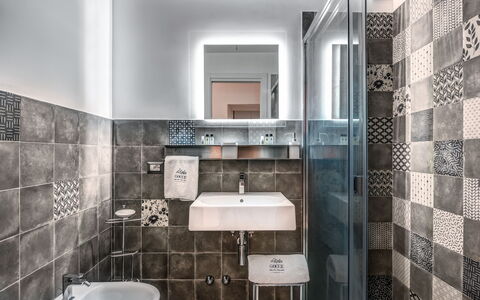 Loft In Sorrento: Miroir, Robinet, Luminaire Plomberie, Évier, Bâtiment, Lavabo, Salle De Bains, Violet, Bois, Sol