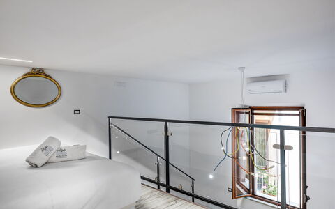 Loft In Sorrento: Bâtiment, Design Intérieur, Sol, Confort, Sol, Bois, Immobilier, Maison, Cadre De Lit