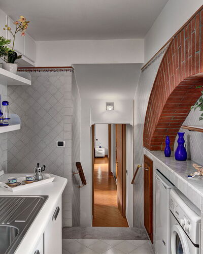 49 Little House: Comptoir, Cabinetry, Evier, Évier, Propriété, Meubles, Plante, Blanc, Bâtiment, Robinet