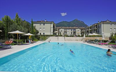 Gardagate - Corte Fasanella: Piscine, Loisir, Centre De Loisirs, Recours, Ville Resort, Propriété, Ville, Vacances, L'Eau, Bâtiment