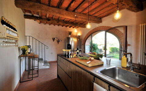 Villa Claudia: Evier, Robinet, Évier, Propriété, Comptoir, Cabinetry, Luminaire Plomberie, Bois, Cuisine, Design Intérieur