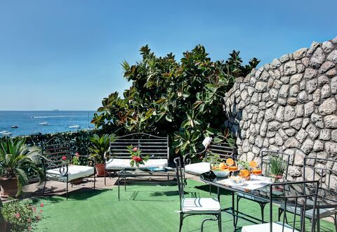 La Baia Dello Chalet: Ciel, Plante, Propriété, L'Eau, Meubles, Table, La Nature, Chaise, Mobilier De Jardin, Ombre