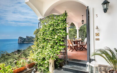 Medusa And The Seahorse Villa: Plante, Bâtiment, L'Eau, Propriété, Table, Nuage, Pot De Fleur, Ciel, Bleu Azur, Fleur