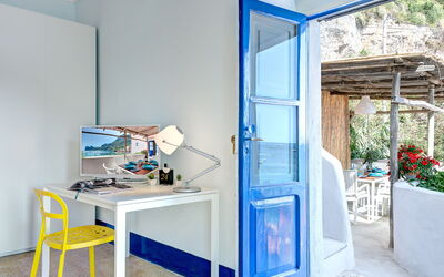 la casa-sul-mare-delle-sirene-marina-del-cantone-apartment-living-room